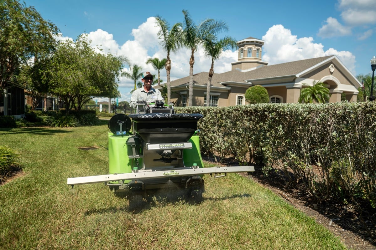 HOA commercial maintenance crew lawn care 1