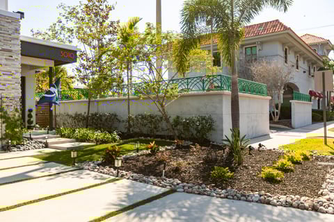 entrance driveway home maintenance nice mulch gravel bed