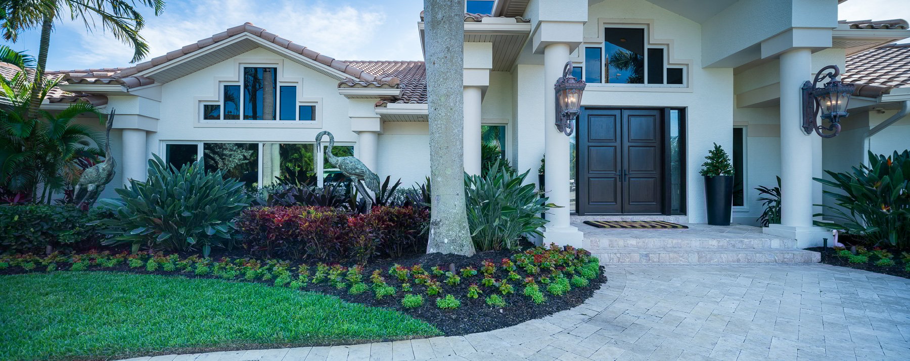 residential landscape maintenance front of house 3