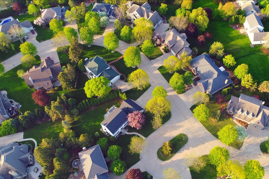 This image shows a birds-eye view of aesthetic HOA properties in Tampa Bay.