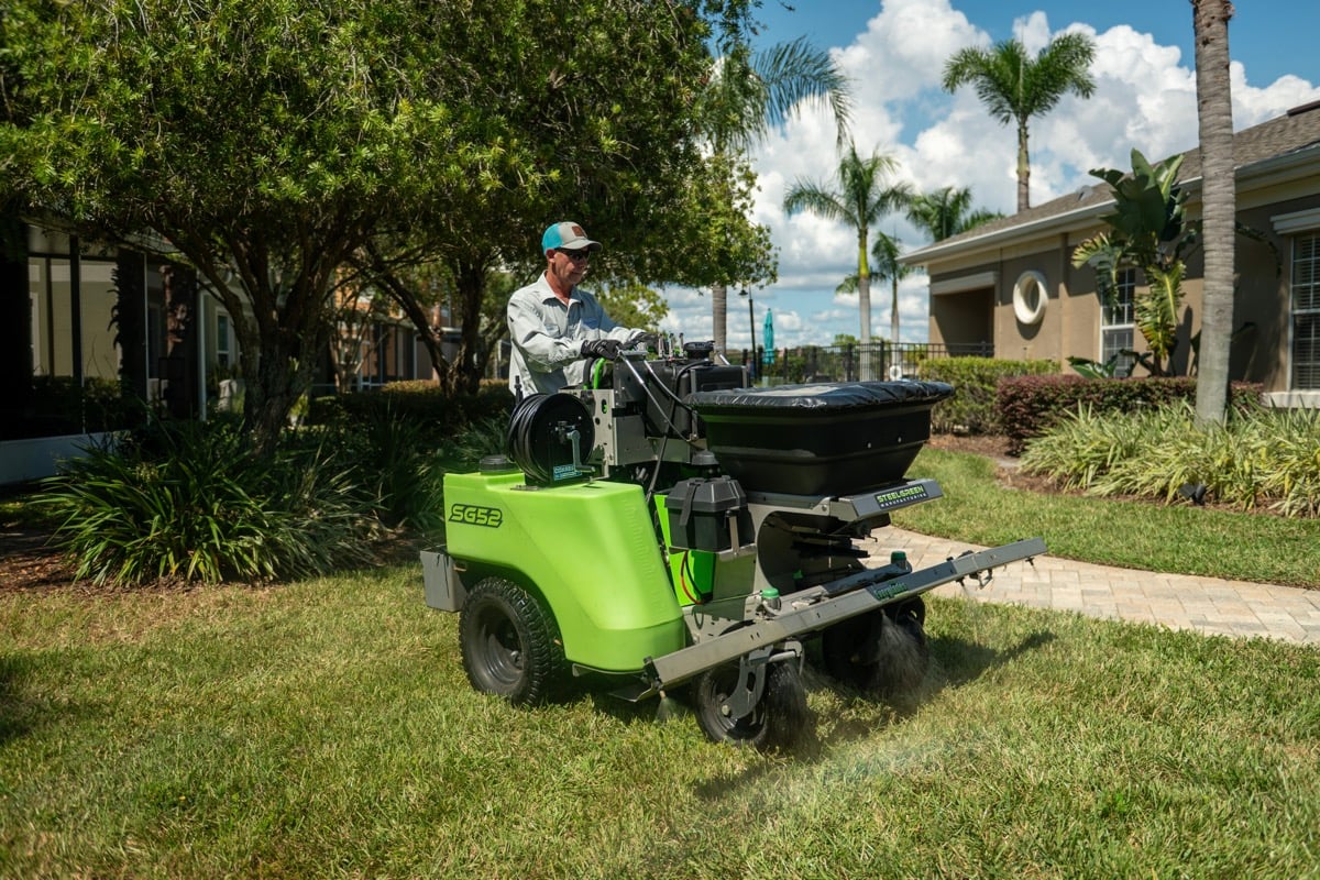 HOA commercial maintenance crew lawn care 3