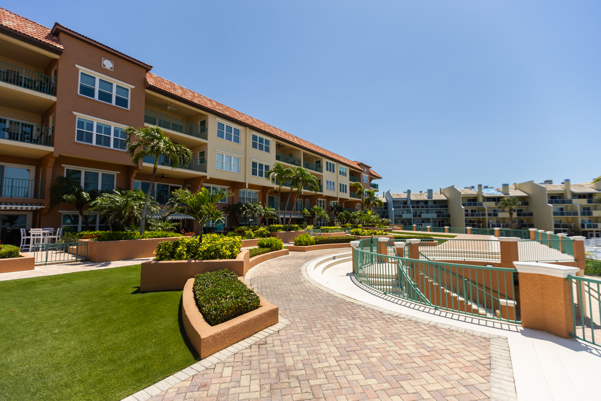 condo HOA area with nice landscaping in Tampa Bay