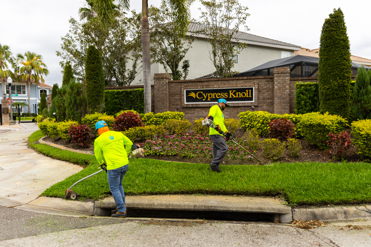 flower bed line trimming commercial hoa crew