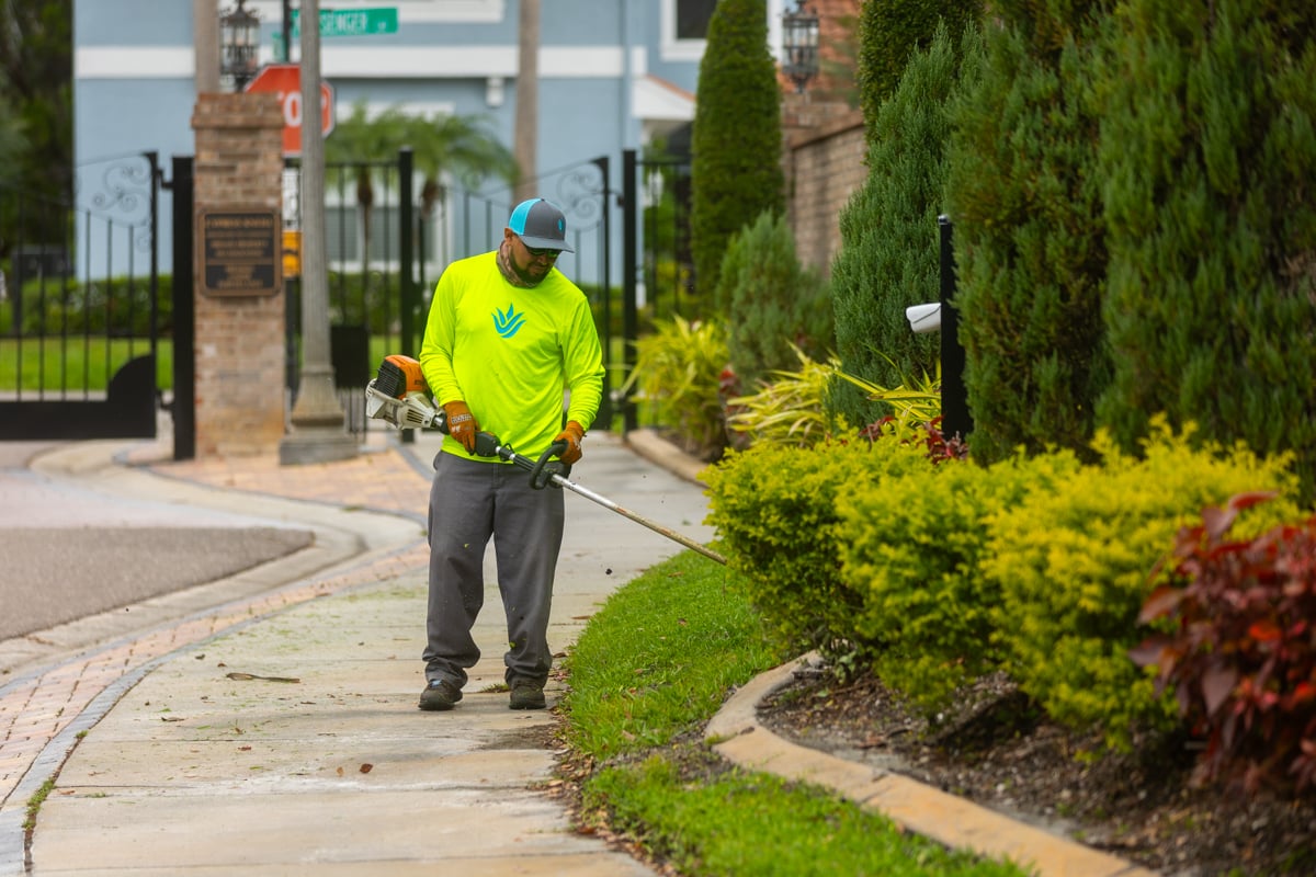 flower bed line trimming commercial hoa crew