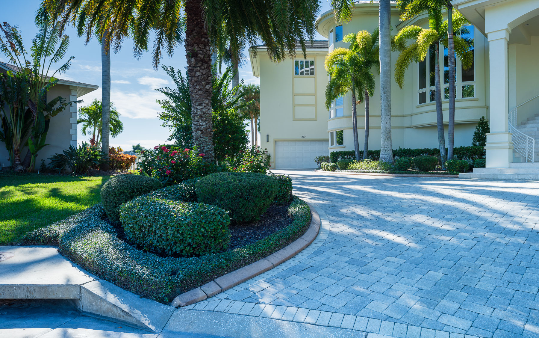 residential landscape mainteance garden beds 3