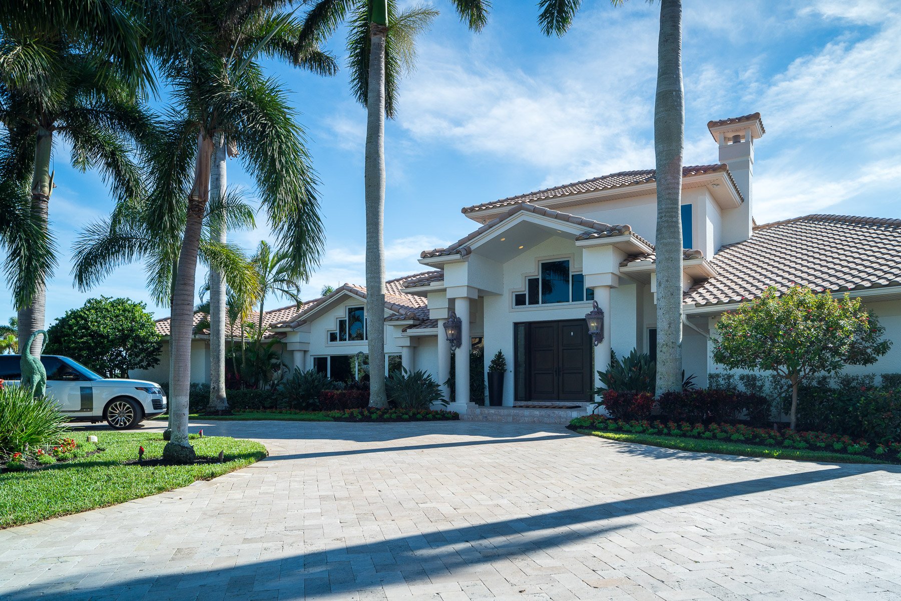 residential landscape maintenance front of house